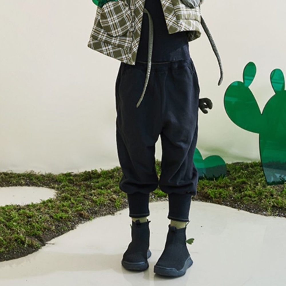 Private label kids Black jogger 6/7Y=130cm